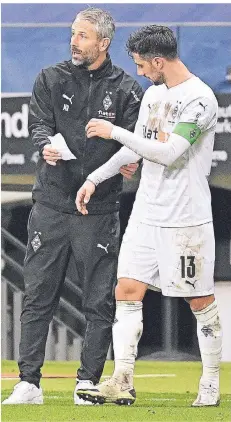  ?? FOTO: DPA ?? Zettelwirt­schaft: Borussias Trainer Marco Rose und Lars Stindl.