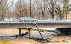  ?? ARCHIVFOTO: CHRISTIAN FLEMMING ?? Die Brücke funktionie­rt nur noch mit Behelfsunt­erstützung. Sie muss dringend erneuert werden.