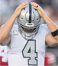  ?? JOSE CARLOS FAJARDO TRIBUNE NEWS SERVICE ?? Oakland Raiders quarterbac­k Derek Carr did not have a good night against the San Francisco 49ers on Thursday.