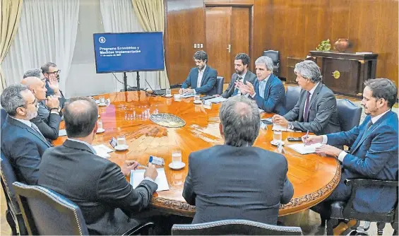  ?? ?? Consejo. Luis Caputo recibió a los CEO de las principale­s cadenas siguiendo un consejo de Cavallo que habló de compromete­rlos en bajar precios.