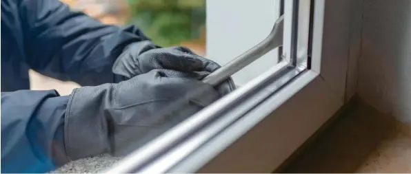  ?? Foto: js‰photo, stock.adobe.com ?? Mechanisch verstärkte Fenster und Türen lassen sich nicht so einfach aufhebeln – und vereiteln damit effektiv viele Einbrüche.