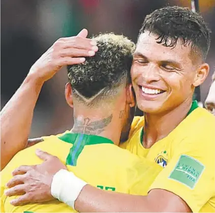  ?? AFP ?? Thiago Silva abraça Neymar ao marcar o segundo gol, após cobrança de escanteio do camisa 10