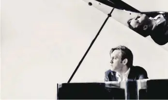  ?? FOTO: MARCOBORGG­REVE ?? Pianist Florian Uhlig verbindet musikalisc­he Gegensätze auf ungewöhnli­che Art.