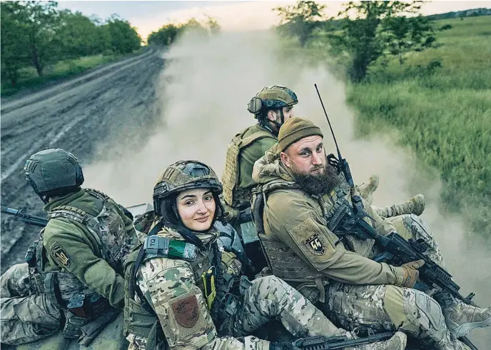  ?? AP ?? Soldados ucranianos sobre un vehículo militar circulan por una carretera de Lugansk