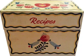  ??  ?? Maybelle Bowers’ recipe box holds many memories of family and friends for daughter Jacquie McTaggart.