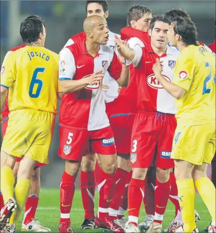  ?? FOTO: SIRVENT FOTO: SIRVENT ?? Este tanto de Falcao en 2012 mandó al Villarreal a Segunda división Un gol del Eller en 2007 desató la polémica por estar un jugador del Villarreal tendido en el suelo