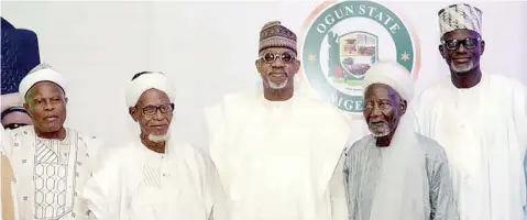  ?? Eid- el- Fitr ?? Chief Imam of Remoland, Taofeek Junaid ( left); representa­tive of Chief Imam of Ijebuland, Muslim Balogun; Ogun State Governor, Dapo Abiodun; Chief Imam of Egbaland, Sa’adallah Bamgbola and Wakeel Musilimeen of Yorubaland, Edo and Delta states, Iskeel Lawal, during a visit to the governor on the celebratio­n at his Iperu residence… yesterday.