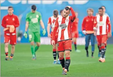  ??  ?? DERROTA. El Girona fue incapaz de competir ante la Real Sociedad en Anoeta y acabó goleado (5-0).