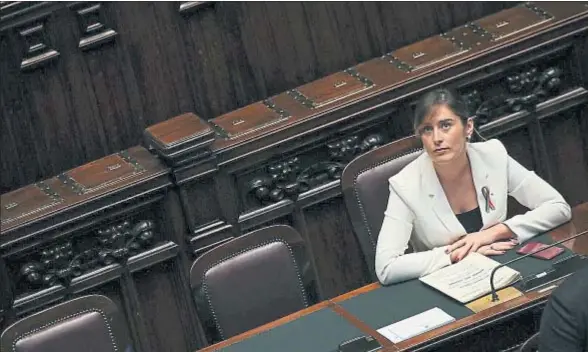  ?? ALESSANDRO BIANCHI / REUTERS ?? La ministra Maria Elena Boschi, titular de Reformas Constituci­onales y Relaciones con el Parlamento, antes de la votación de ayer