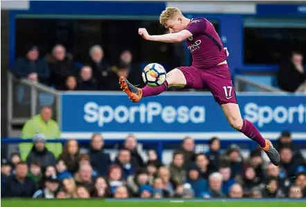  ??  ?? Quick reflexes: Manchester City midfielder Kevin De Bruyne crosses the ball during the English Premier League match against Everton at Goodison Park on Saturday. — AFP