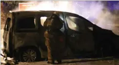  ?? FOTO: MATHIAS ØGENDAL ?? En mystisk mand blev fanget på videooverv­ågning, da han parkerede den hvide Citroën, som på nuvaerende tidspunkt er politiets sidste spor af røverne.