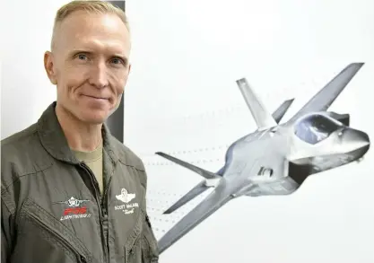  ?? FOTO: LEHTIKUVA/HEIKKI ?? ■
Piloten Scott "Shark" McLaren är övertygad om att Finland kommer ha stor nytta av F-35-stridsplan­en. SAUKKOMAA