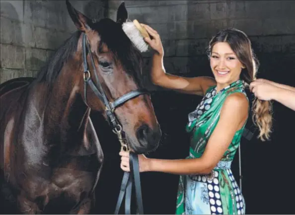  ?? Photo: IAN CURRIE ?? BIG CHANCE: Last year’s Caulfield Cup winner Southern Speed is pictured with model Silvana Lovin yesterday.