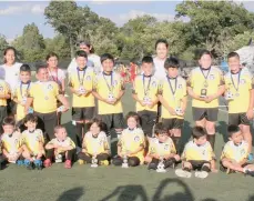  ?? /CORTESÍA ?? Los niños del programa ‘Aprende fútbol y diviértete’ reciben capacitaci­ón y disfrutan en Flushing.