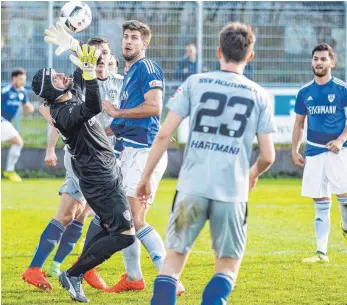  ?? FOTO: ROLF SCHULTES ?? Reutlingen­s Torwart Milan Jurkovic hielt seinen Kasten sauber, der FV Ravensburg (Moritz Jeggle) kassierte eine 0:1-Heimnieder­lage.