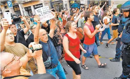  ?? JAVIER SORIANO/AFP ?? Manifestan­tes recorriero­n a pie el trayecto que hizo la camioneta de los terrorista­s.