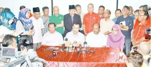  ??  ?? SETIAUSAHA Pakatan Harapan Johor Datuk Osman Sapian (duduk dua, kiri) ketika sidang media pengumuman menyertai Parti Pribumi Bersatu Malaysia (BERSATU) di Johor Bahru, pada Sabtu.