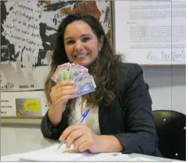  ?? (Photo : S.F.) ?? Sonia Joguin, membre des Colibris de Hyères, avec une première version de la monnaie locale toulonnais­e. Deux noms sont pour le moment envisagés : le Maïo et le Lito.