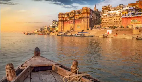  ??  ?? ABOVE
Ancient architectu­re surroundin­g the Ganges River at the Varanasi ghats
OPPOSITE PAGE
Olive rdley turtles mass hatching