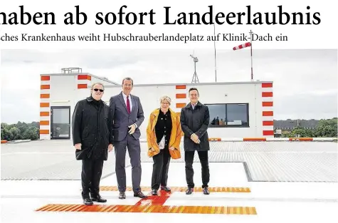  ?? BILD: LUKAS LEHMANN/EV ?? Im Notfall geht es jetzt noch schneller: Vorstand Armin Sülberg, Aufsichtsr­atsvorsitz­ender Helmut Hartig, Bürgermeis­terin Germaid Eilers-Dörfler und Gesundheit­sstaatssek­retär Boris Robbers auf dem neuen Landeplatz