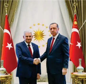  ?? Foto: AFP/Kayhan Ozer ?? Hand in Hand für die Verfassung­sänderung: Premiermin­ister Yildirim (links) und Präsident Erdogan
