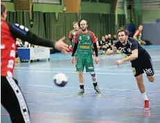  ?? RP-FOTO: ACHIM BLAZY ?? Patrik Ranftler (r.) verwandelt­e fünf von sechs Siebenmete­rn und traf noch dreimal aus dem Feld.