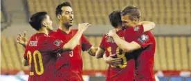  ?? MARCELO DEL POZO/REUTERS ?? Los jugadores españoles celebran uno de sus goles, ayer, en Sevilla.