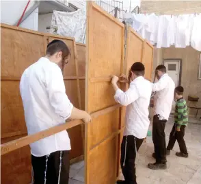  ?? (Marc Israel Sellem) ?? CONSTRUCTI­NG A sukkah in Jerusalem’s Mea She’arim neighborho­od.