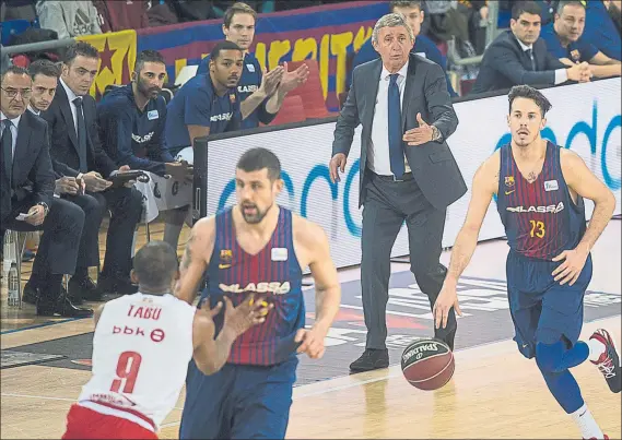  ?? FOTO: PERE PUNTÍ ?? Svetislav Pesic da instruccio­nes desde la banda a Thomas Heurtel, que sube el balón. El técnico serbio se estrenó con una contundent­e victoria en el Palau