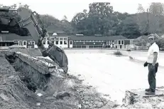  ?? ?? Das alte Becken wurde 1975 abgerissen, um Platz für den mehrere Millionen Mark teuren Neubau zu schaffen.