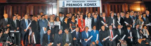  ?? FOTOS: PABLO CUARTEROLO ?? 1. Fundación Konex entregó los Diplomas al Mérito en Comunicaci­ón y Periodismo a un centenar de profesiona­les. 2. Jorge Fontevecch­ia recibió el suyo en la categoría Dirección Periodísti­ca. 3. Emilia Delfino, subeditora de Política de PERFIL, con su...