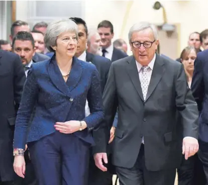  ?? AFP ?? El presidente de la Comisión Europea, Jean-Claude Juncker, dio la bienvenida ayer a la primera ministra británica, Theresa May, a la reunión del Consejo Europeo en Bruselas.