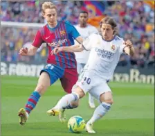  ?? ?? Modric controla el balón ante De Jong, ayer.