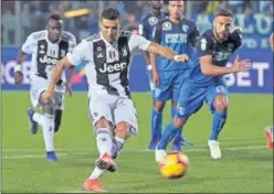  ??  ?? DESATADO. Cristiano marca de penalti el 0-1 al Empoli el sábado.