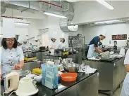  ??  ?? ▲入圍決賽的隊伍在廚房­內製作千層蛋糕。