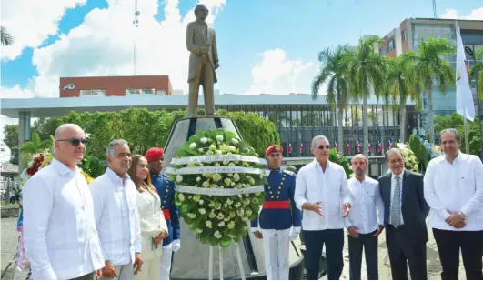  ?? F.E. ?? El presidente Luis Abinader depositó una ofrenda floral en honor al patricio Juan Pablo Duarte, en la provincia que lleva su nombre.