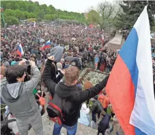  ?? DMITRI LOVETSKY, AP ?? People gather for an anti-corruption rally in St.Petersburg, Russia, on Monday. More than 200 people were arrested there.