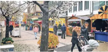  ?? FOTO: HARPERS ?? Am Münzplatz haben überwiegen­d alternativ­e Aussteller ihre Zelte aufgeschla­gen.