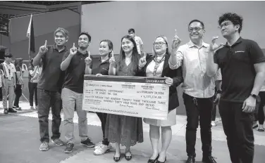  ?? ?? EMPOWERING COMMUNITIE­S. Davao del Sur Governor Yvonne Cagas (center) receives the community shares check from Hedcor Inc. VP for Operations and Maintenanc­e Leo Lungay (2nd from left). Present during the ceremony were (L-R) AVP for O&M Mindanao Cris Fuentecill­a, ER SouthMin Supervisor Christe Torres, Provincial Treasurer Farah Gemma Bidan, AboitizPow­er External Relations Theodore Bisnar, and Sibulan-Tudaya Grid Manager Jeffrey Lingatong.