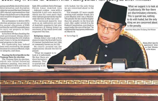  ??  ?? Abang Johari signs his appointmen­t letter as Chief Minister at the Astana.