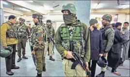  ?? WASEEM ANDRABI /HT ?? Paramilita­ry personnel stand guard inside Srinagar’s Shri Maharaja Hari Singh Hospital from where a LashkareTa­iba militant escaped on Tuesday.