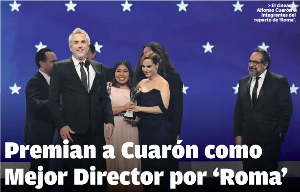  ??  ?? &gt; El cineasta Alfonso Cuarón eintegrant­es del reparto de ‘Roma’.