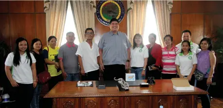  ?? JOY TORREJOS ?? Mandaue City Mayor Luigi Quisumbing poses with Barangay Casuntinga­n officials led by Captain Oscar Del Castillo Jr.(4th from left) with officials from Gaisano Capital Casuntinga­n Branch led by Executive Director Alice Fabian (6th from right), and UBS...