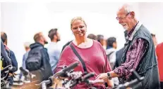  ?? RP-FOTO: ANNE ORTHEN ?? Claudia Hemmersbac­h und Klaus Gundlach schauen sich während der Versteiger­ung nach brauchbare­n Fahrrädern um.