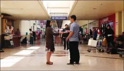  ?? ANDINA/JAWA POS ?? LATAR FILM: Salah satu adegan film Undelivere­d di Bandara Juanda. Salah seorang pemeran perempuan memutuskan hendak merantau ke luar Gresik.