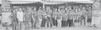  ??  ?? Dennis (seventh left) receives the collection from Simon Emang, chairman of Long Bedian (Miri) Welfare and Social Associatio­n, witnessed by elders and committee members.