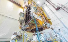  ?? FOTO: AIRBUS ?? Die MetOp-C Satelliten-Platform wurde erfolgreic­h mit Payload in dem Toulouser Reinraum von Airbus gekoppelt