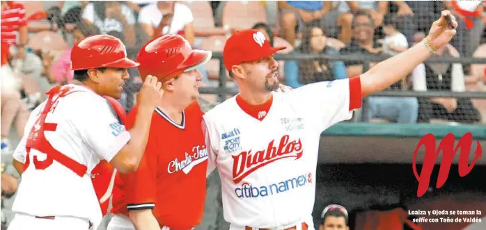  ??  ?? Loaiza y Ojeda se toman la selfie con Toño de Valdés