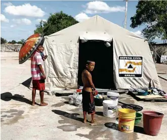  ?? Nacho Doce - 18.nov.2017/Reuters ?? Missionári­a da ONG Fraternida­de observa índios venezuelan­os em abrigo em Pacaraima