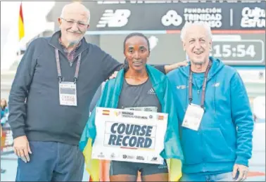  ?? ?? Juan Roig y Paco Borao entregan a Beriso el reconocimi­ento de récord de la Maratón de Valencia.